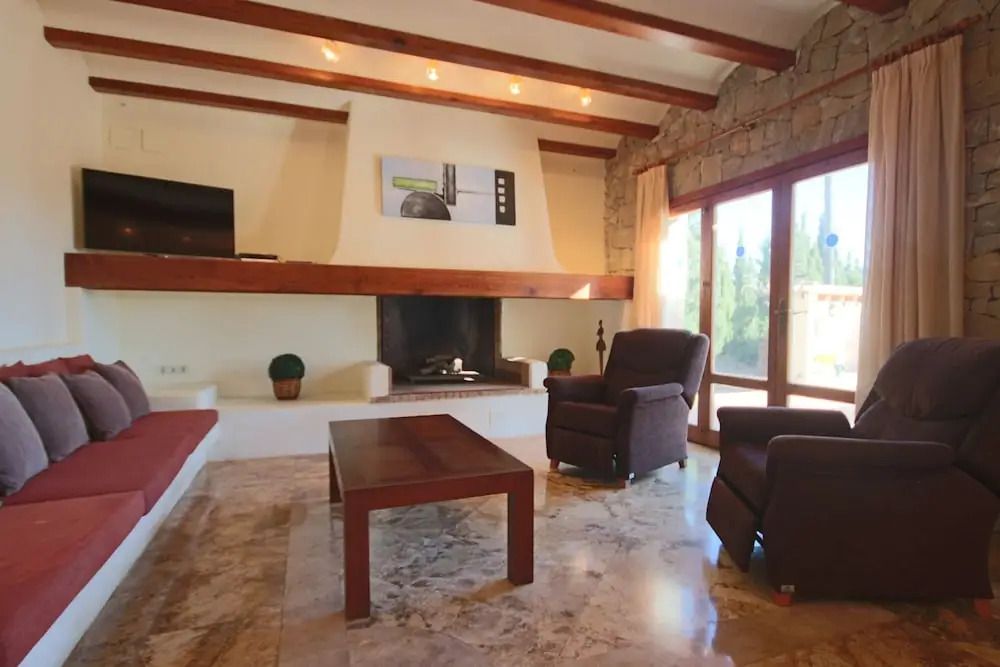 Private 4-bedroom Villa w/ Pool, Summer Kitchen & Expansive Living Space