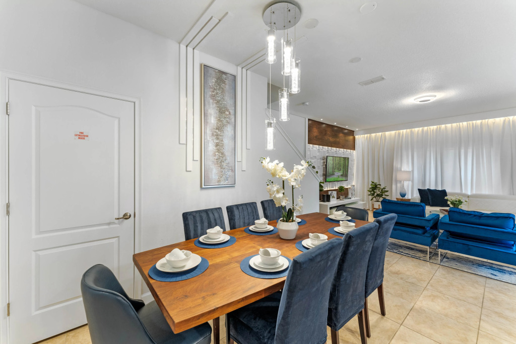 5 Bedrooms 4 Bathrooms Storey Lake 4819 Ct