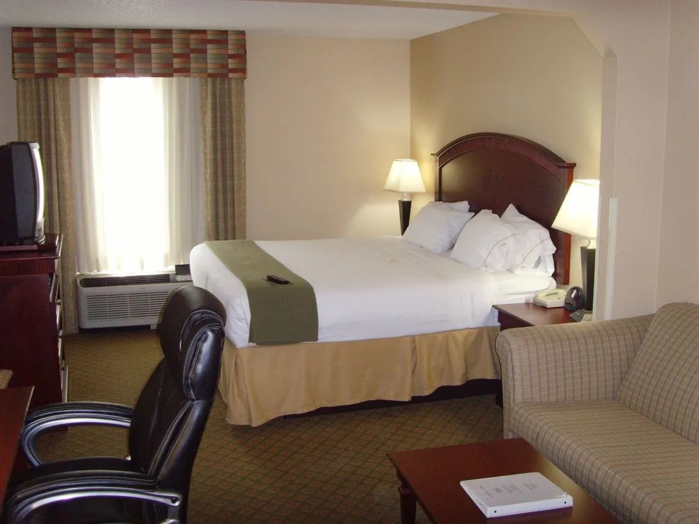 Holiday Inn Express Hotel & Suites Bentonville by IHG