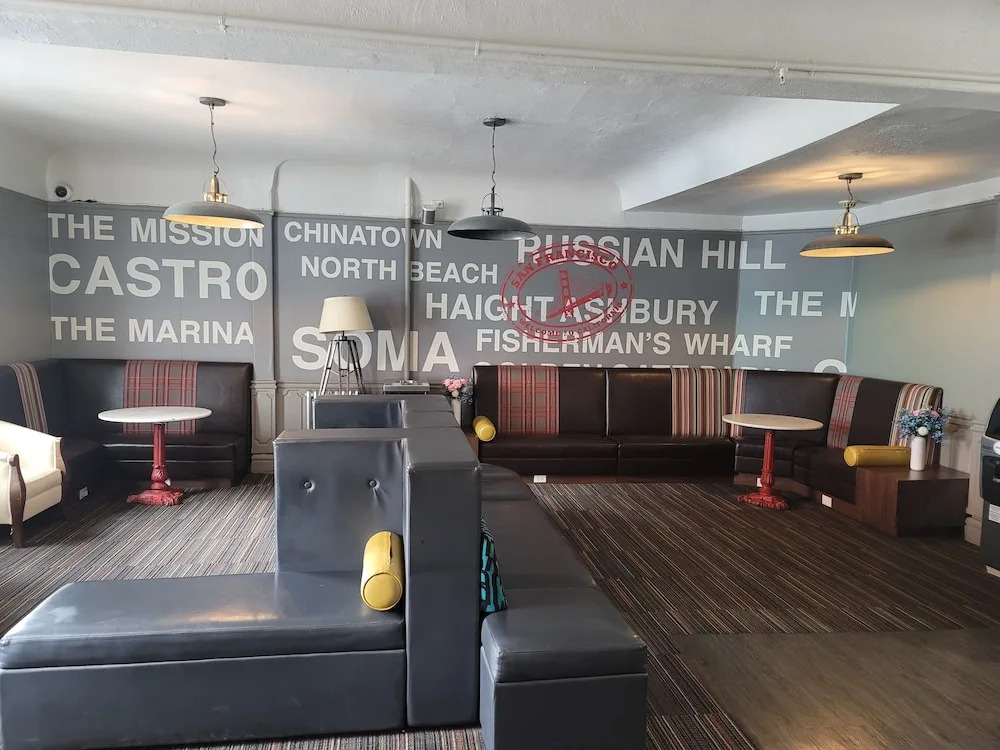 Ansonia Hotel - Hostel