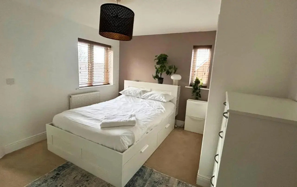 Bracknell Stylish 2 Bedroom Top Floor Apartment