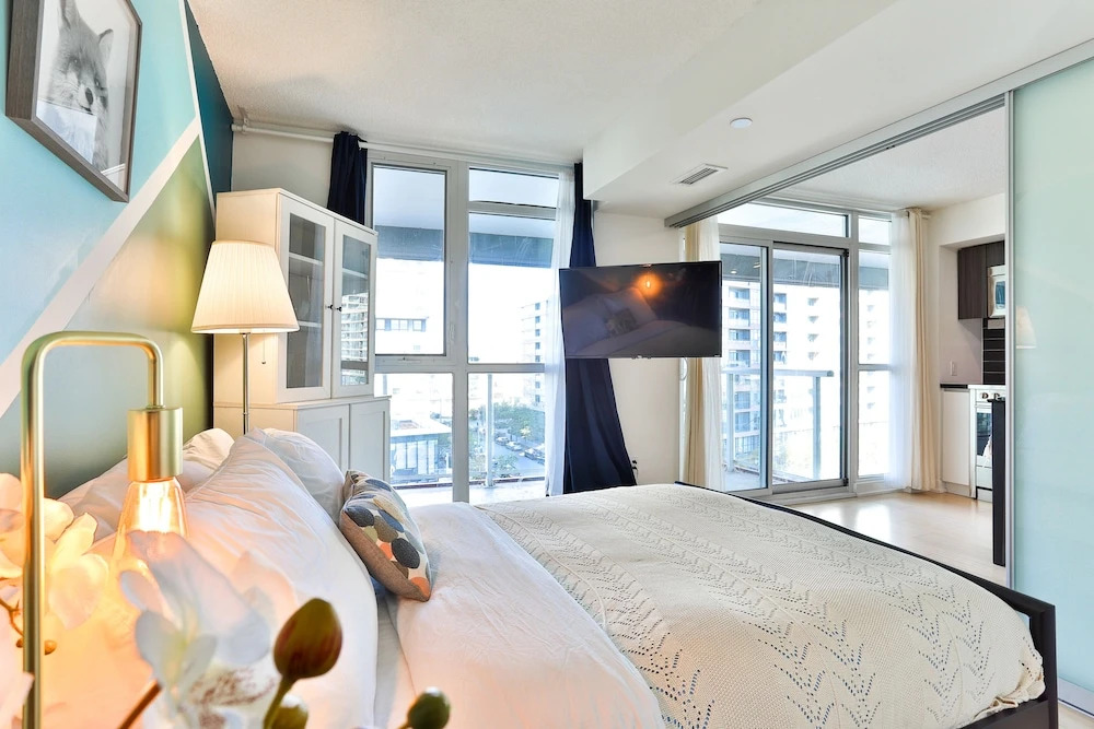 Cityplace 1B Lux Condo Lakeside Skydome Mtcc