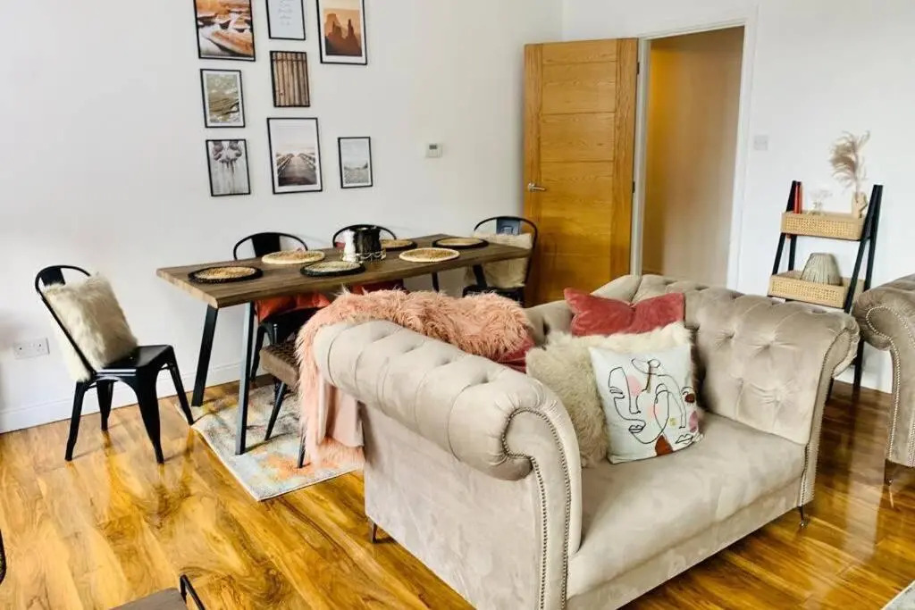 Centrally located luxury 2 bed modern apartment