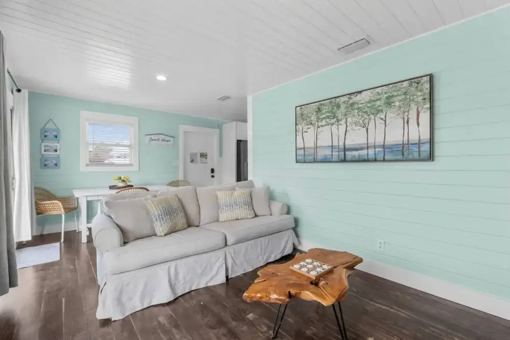 Newly Renovated 2 Bedroom Beach House Free Parking