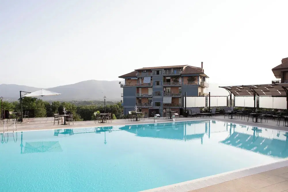 LUAL Bleisure Hotel