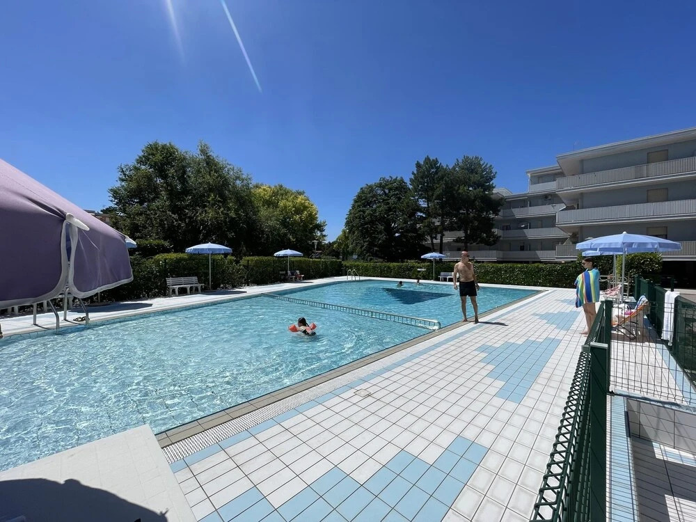 Your Modern Retreat With Poolside Bliss - Beahost