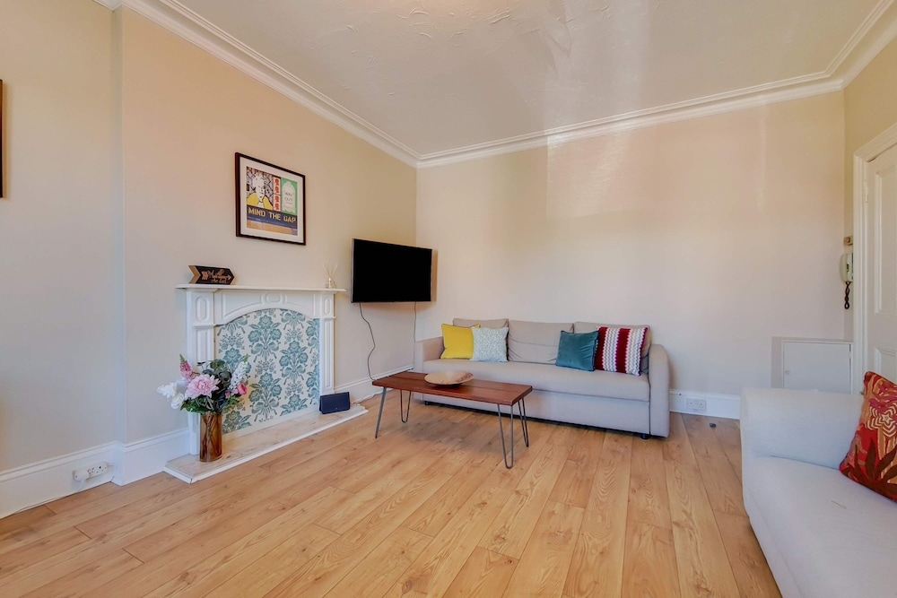 Apartment w Workspace in Ealing