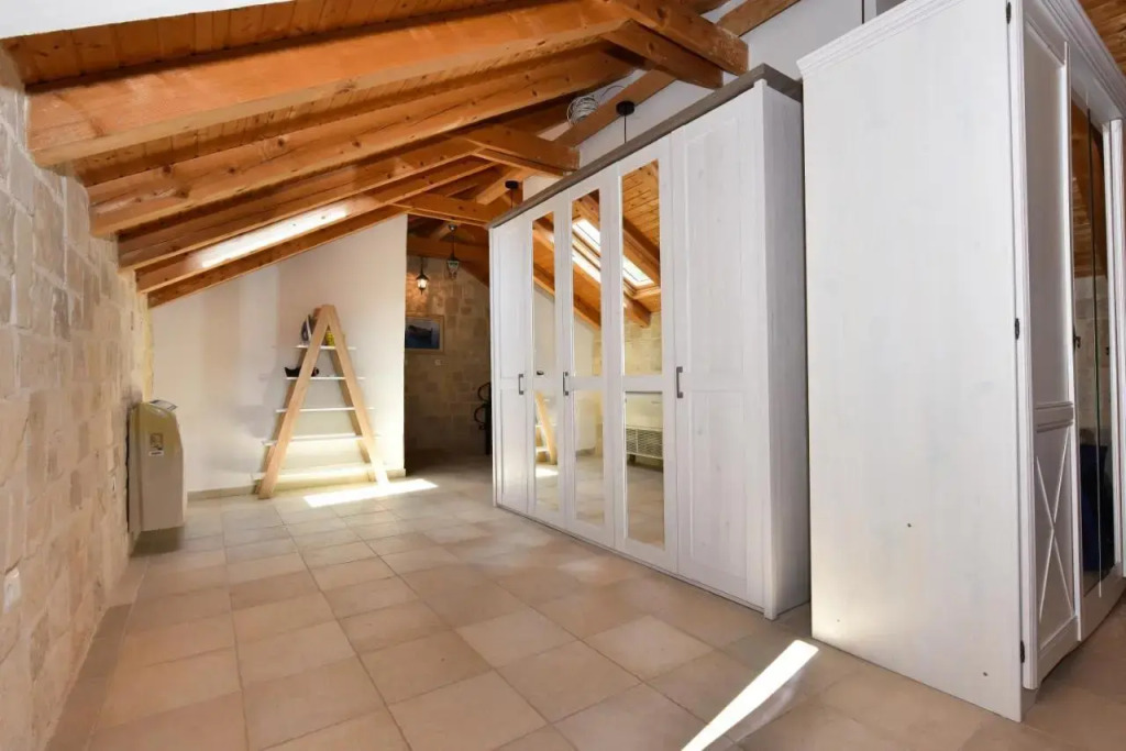 Authentic Stone House Stela & Lea
