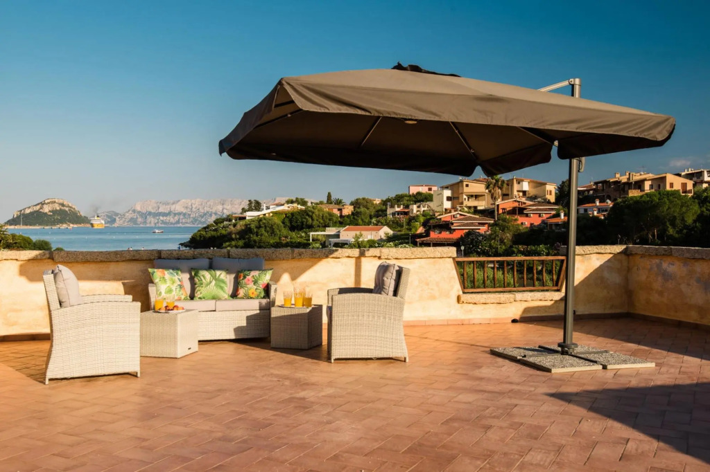 It has 3 bedrooms ( two double and one with two single beds ), two bathrooms, living room, kitchen,-PERLACEA 34