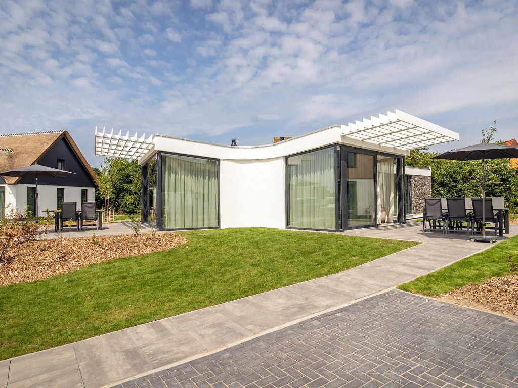 Semi-detached, luxury villa with 2 bathrooms, sea at 400 m.