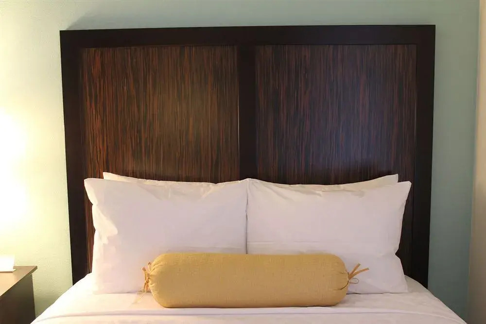 Irvine Inn & Suites