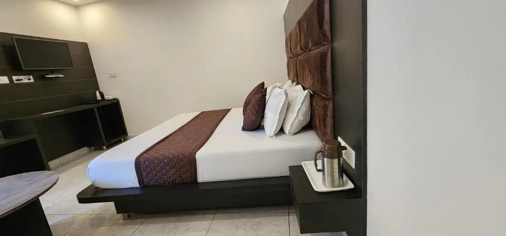 Hotel The Vaishvik Banganga Road