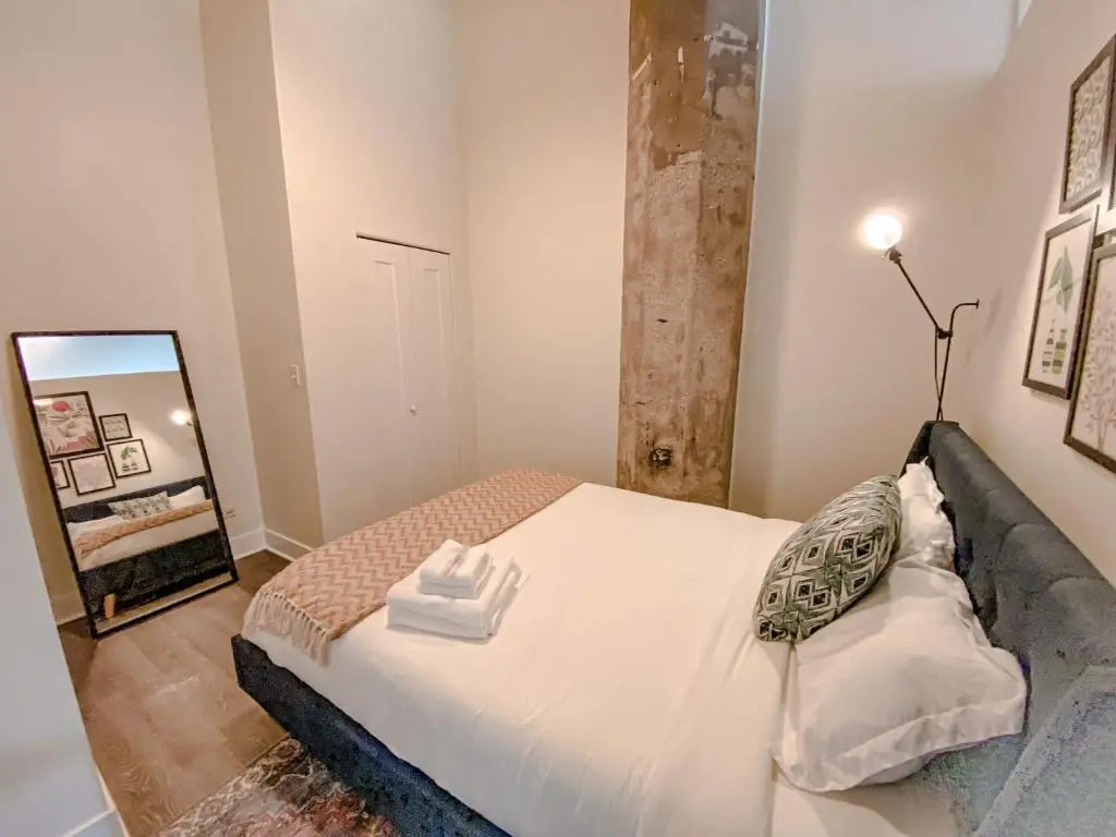 McCormick Place modern loft with an amazing city skyline view and optional parking for 6 guests