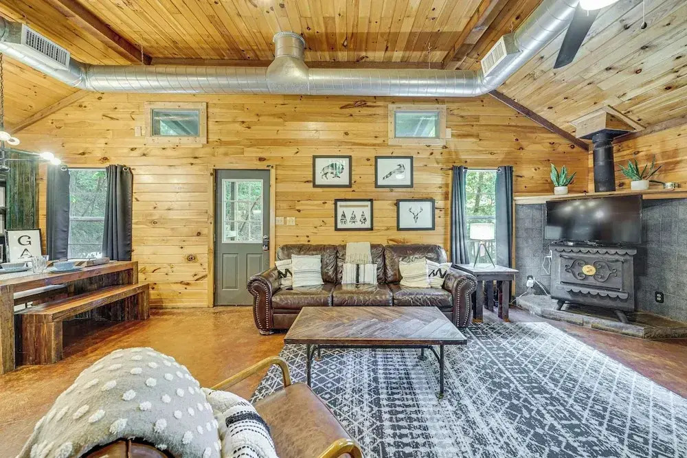 3 Mi to Beavers Bend State Park: Wooded Hideaway!