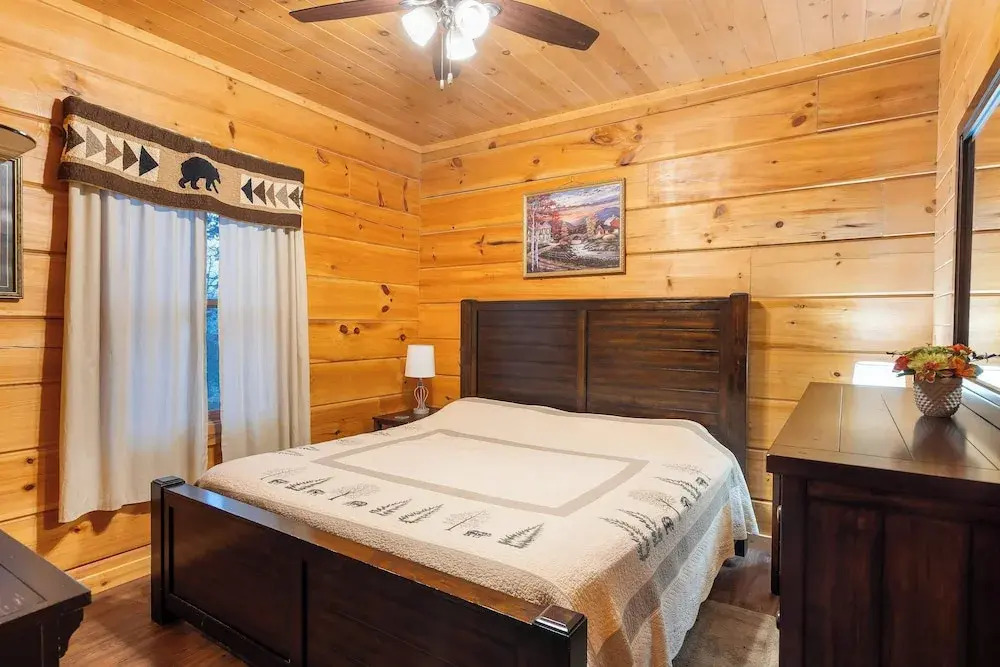 Teals Treasure Secluded Lakeside Cabin for 8!
