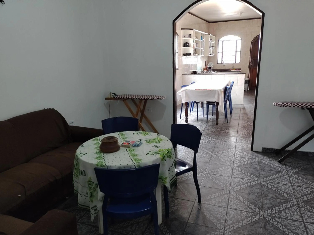 Casa grande em área central, bem iluminada e vent.
