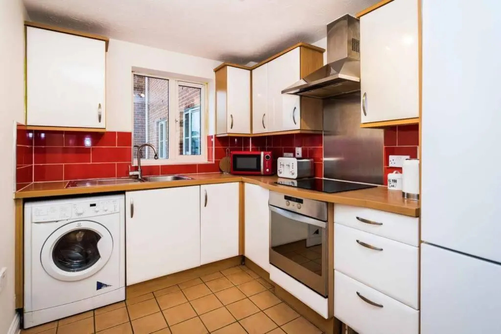 Central 2 Bed 2 Bath Flat with Parking by CozyNest