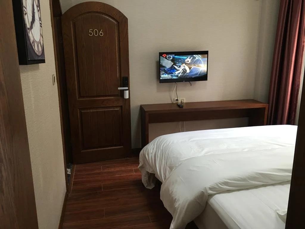 Old Time Lily Hotel