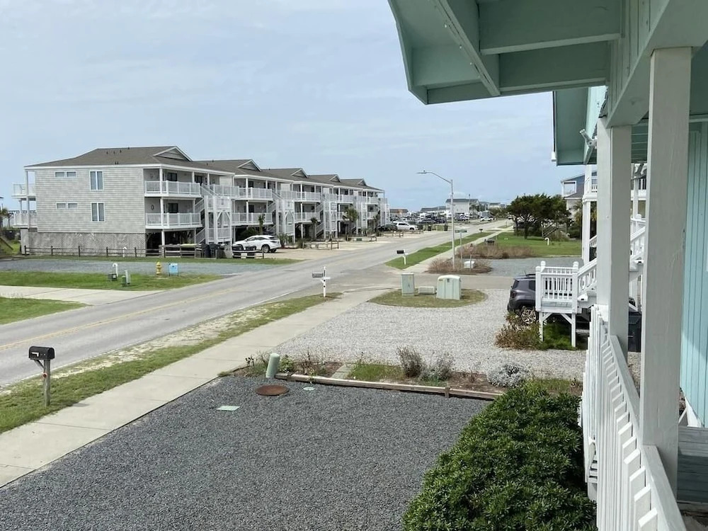 Palmetto Paradise 3 Bedroom Home by RedAwning