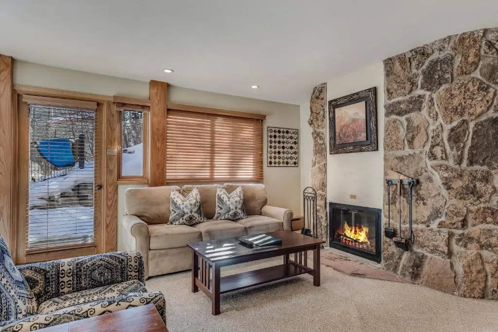 Laurelwood Condominiums Studio Premier Unit 301