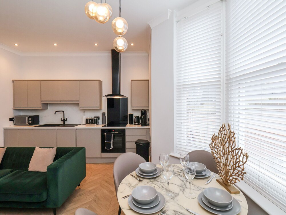 The Salisbury Sleeps 4 Classic Apartment