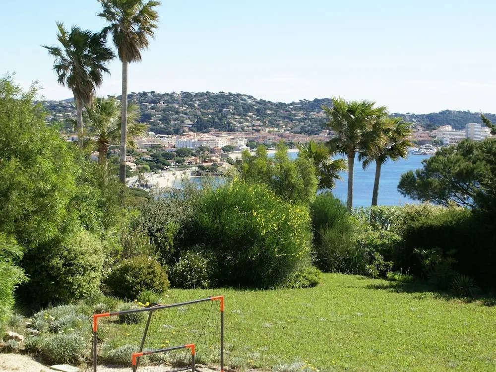 Ideally Located Villa at Ste Maxime, Beautiful sea View, air Conditioning and Large Garden