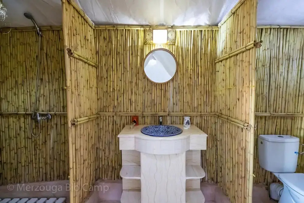 Splendid desert Saharian Luxury Camp in quiet and idyllic sand dunes