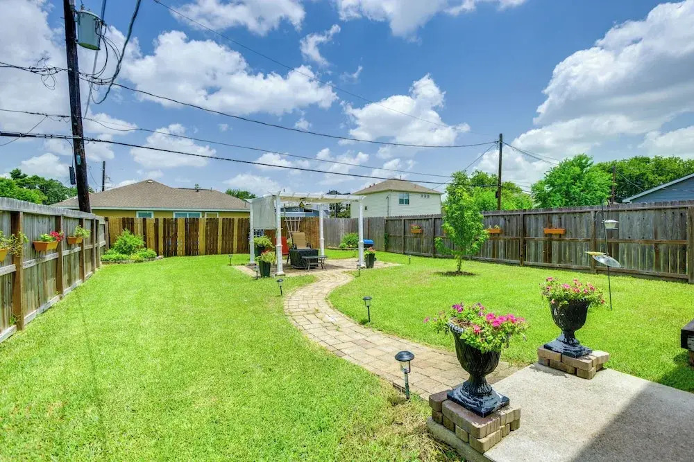 Yard + Pergola: Home 5 Mi to Dtwn Houston!