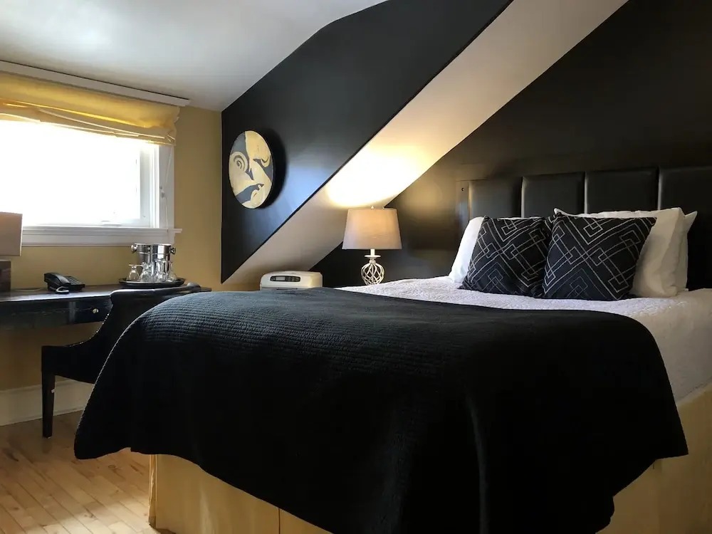 Leaside Manor