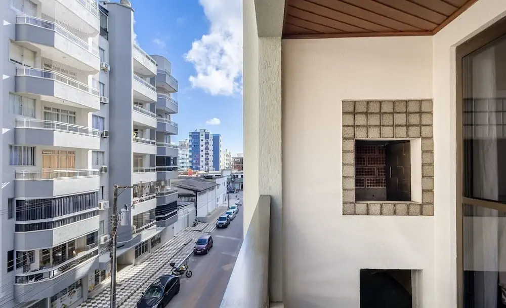 3BR apt w/ Balcony, 150m to sea Meia Praia Eis305