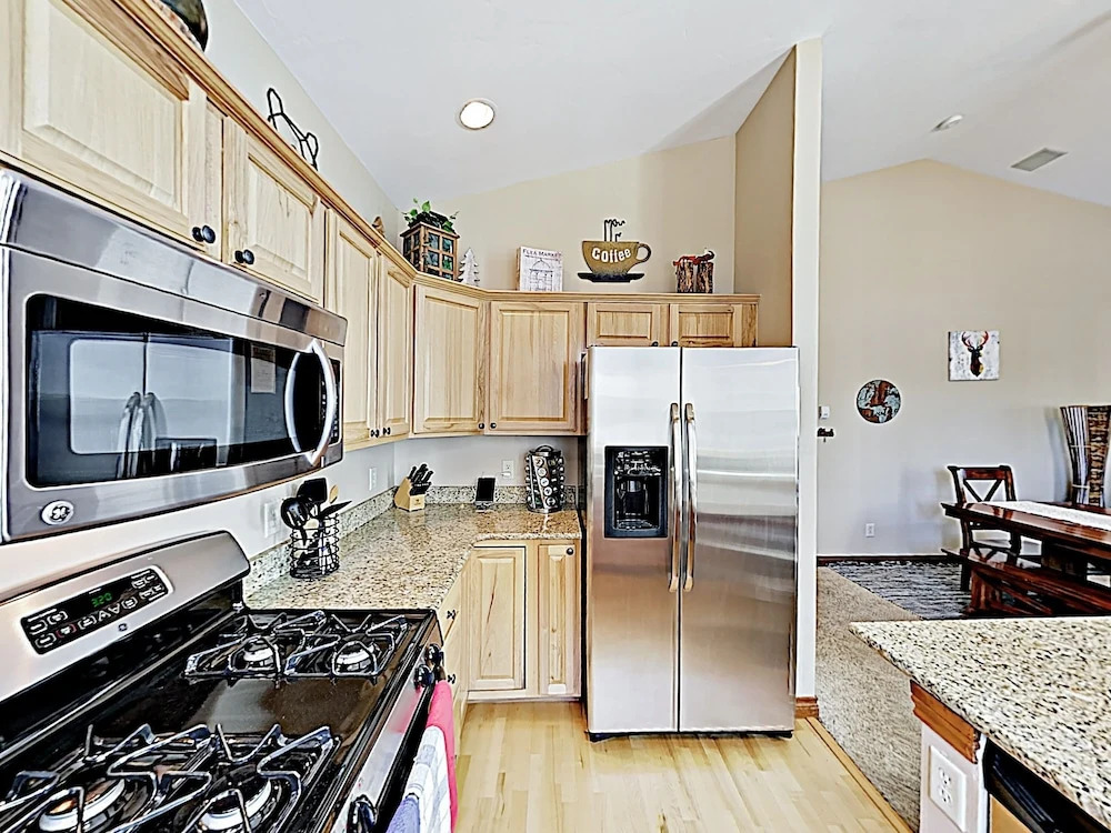 New Listing! End-unit Townhome W/ Private Hot Tub 2 Bedroom Townhouse