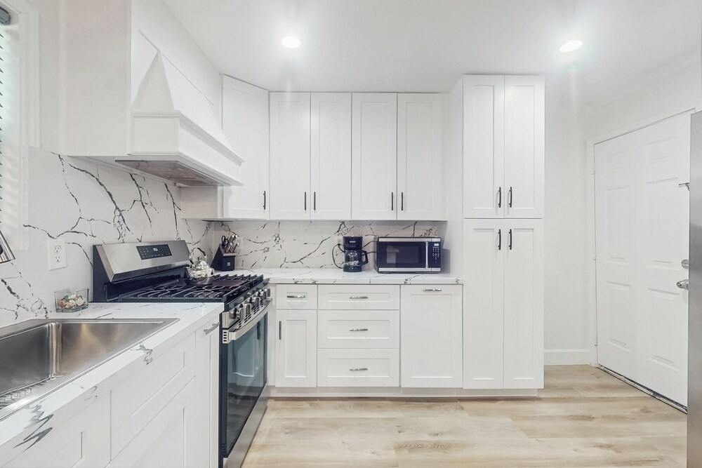 3BR Coastal Home w/ Coastal Design- Steps to Sand