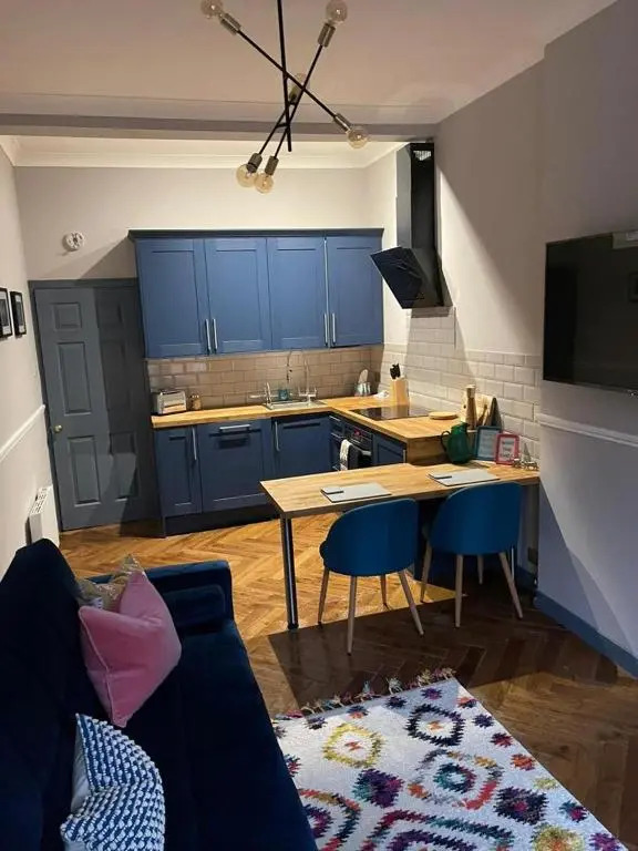 New! Stunning 1 bed Apt in West End