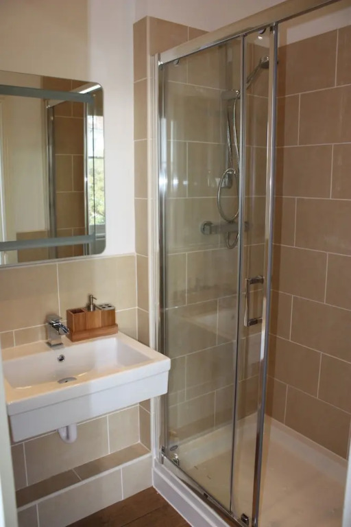 8 Bedroom Beach House, in Bournemouth and hot tub