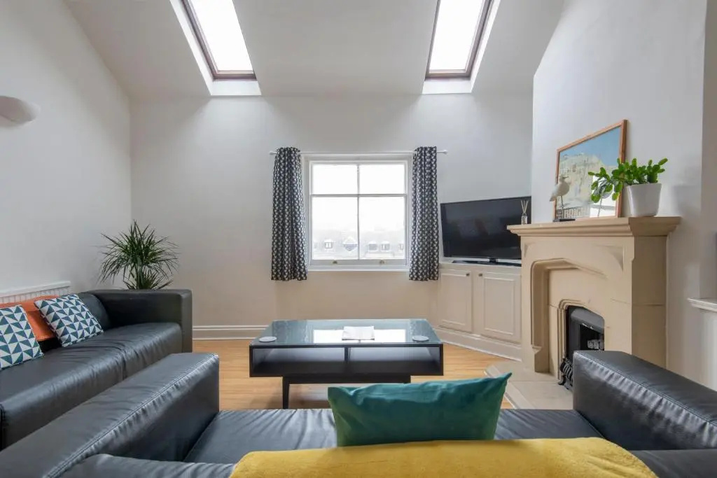 Fantastic 3 Bed Brighton House- Sleeps 6- SUPERFAST WiFi and Garage