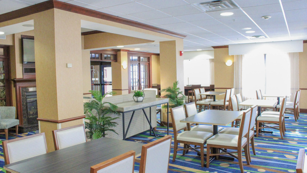 Holiday Inn Express Hotel & Suites Manchester - Airport by IHG