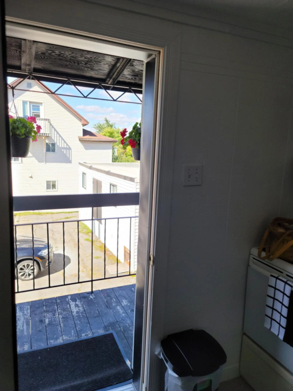 charming & comfy apartment, close to highway, wifi, netflix, amazon prime