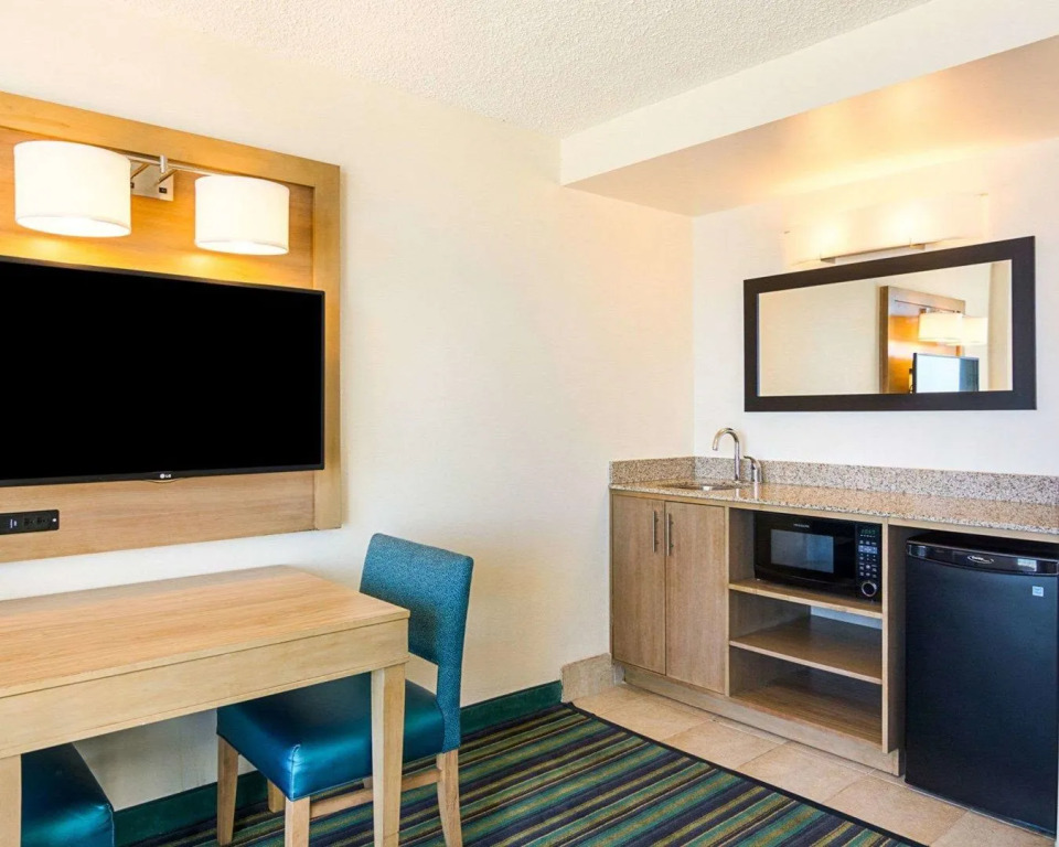 Comfort Suites Beachfront