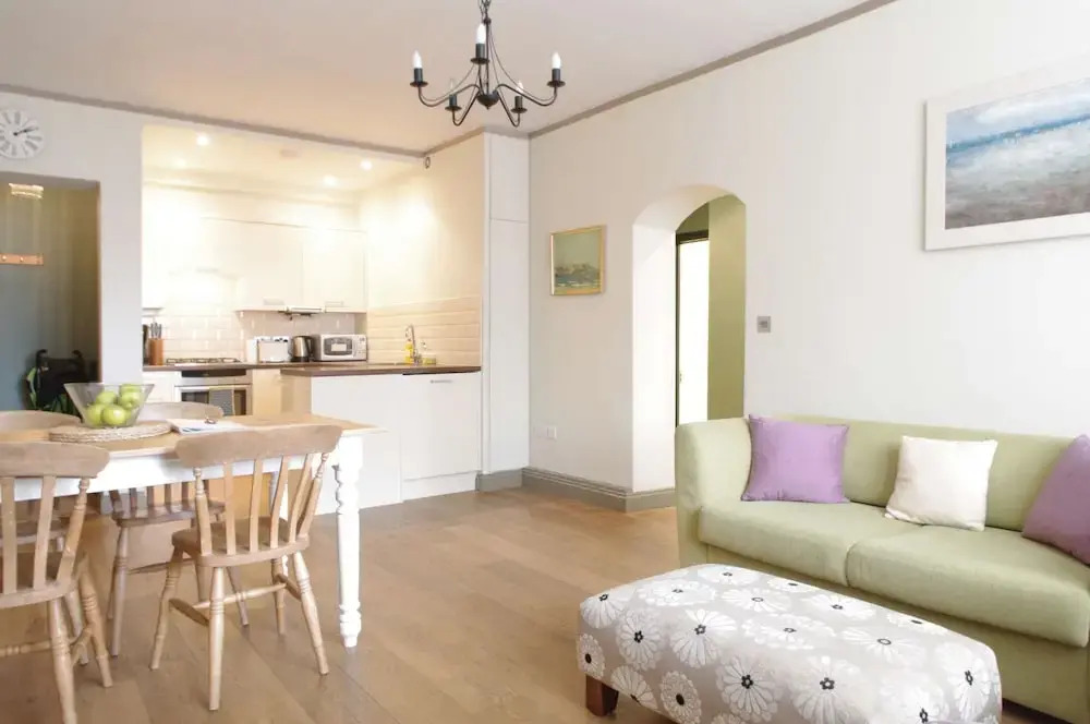 The London Agent - Hurlingham Mansion Flat SW6