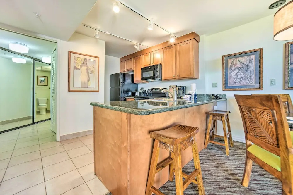 Cute Beachfront Condo w/ Lanai & Resort Pools