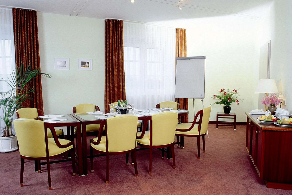 Отель Plaza Inn Schmoeker-Hof