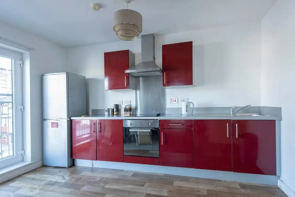 Cosy Central 3 Bed Property w/ Balcony - Sleeps 6