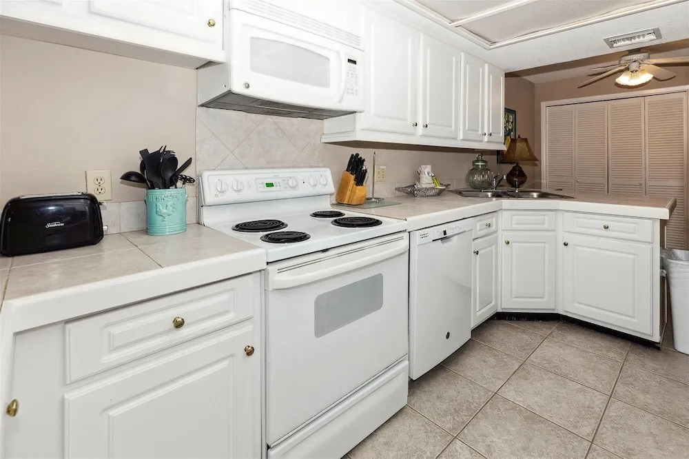 Inlet Reef 306 2 Bedroom Condo by RedAwning