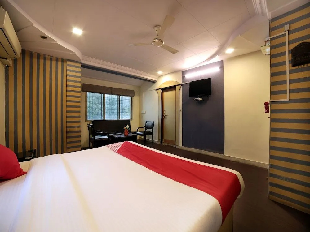 OYO 15211 Hotel Midas