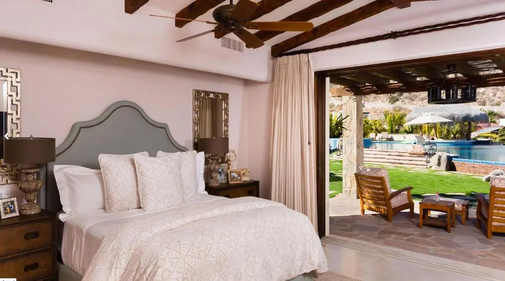 Ultra Luxury Villa with Premium Linens, Gym, Immense Pool, & 5 min Taxi to Downtown