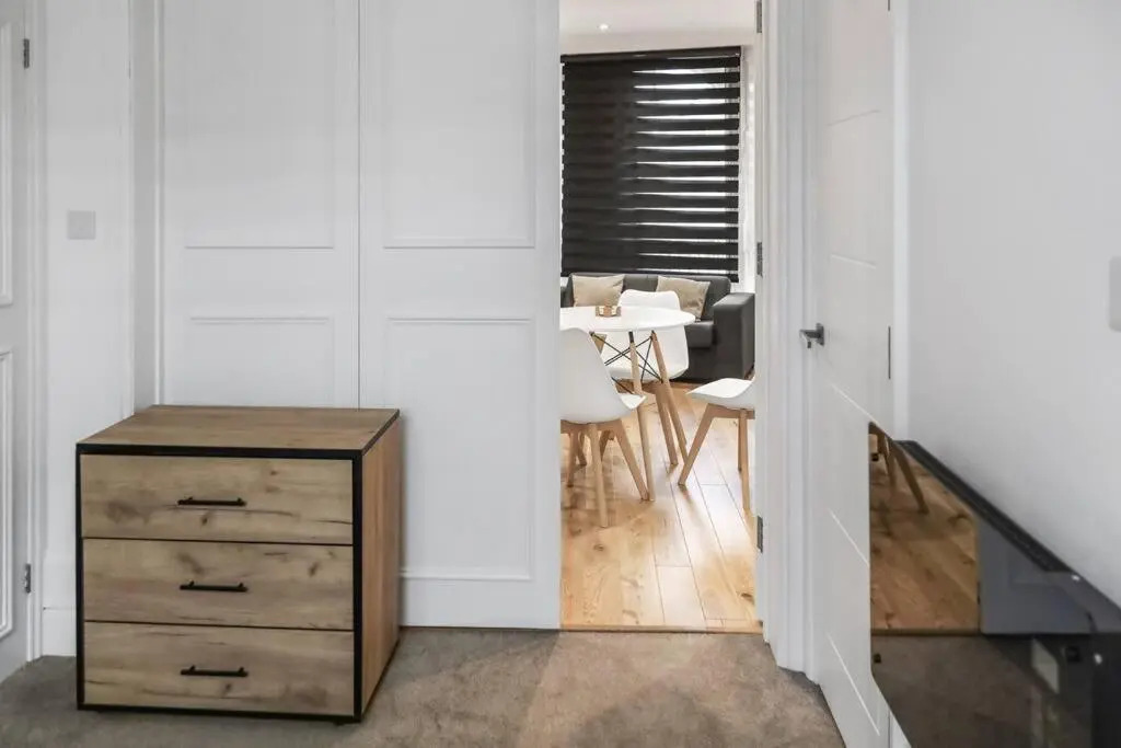 Bright and spacious 1-BDR flat w/ free parking