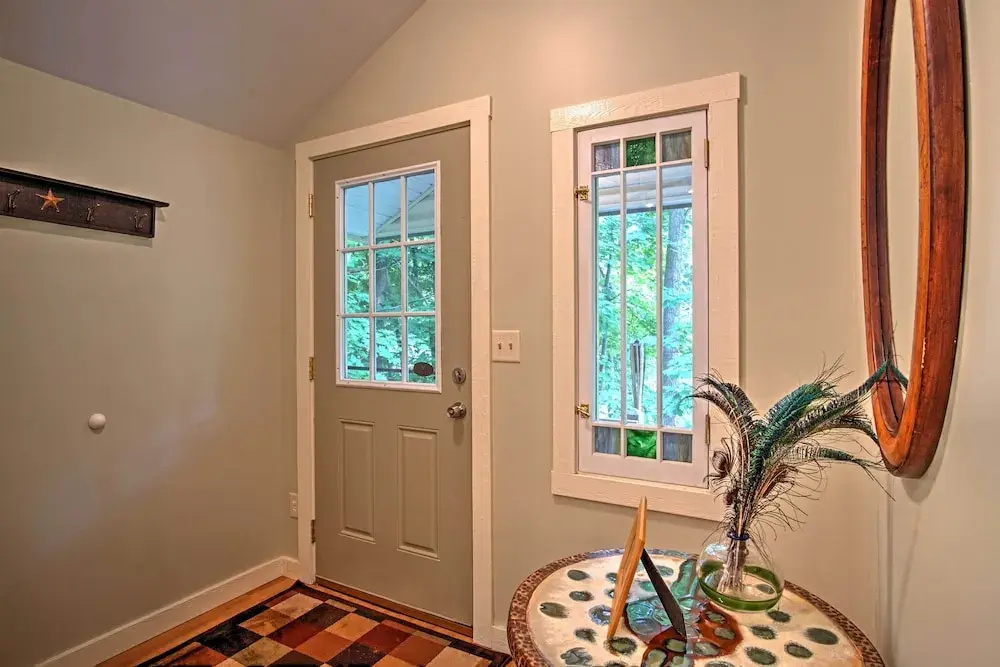 Harbert Cottage w/ Fire Pit: Half Mile to Beach!