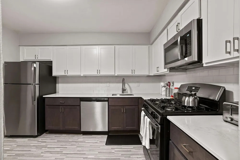 Modern 2BR 2BA Apartment With Pleasant Views
