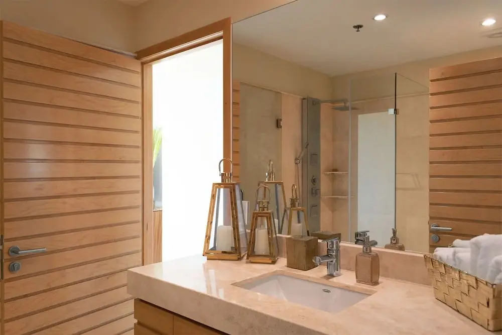 Enjoy Your Stay at a Luxury 3 Bedroom Condo With Stunning Lake Views
