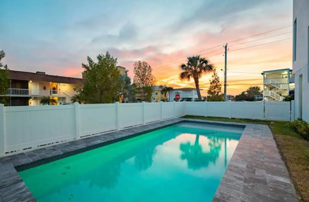 Villa 3 Min Walk to Beach Pool